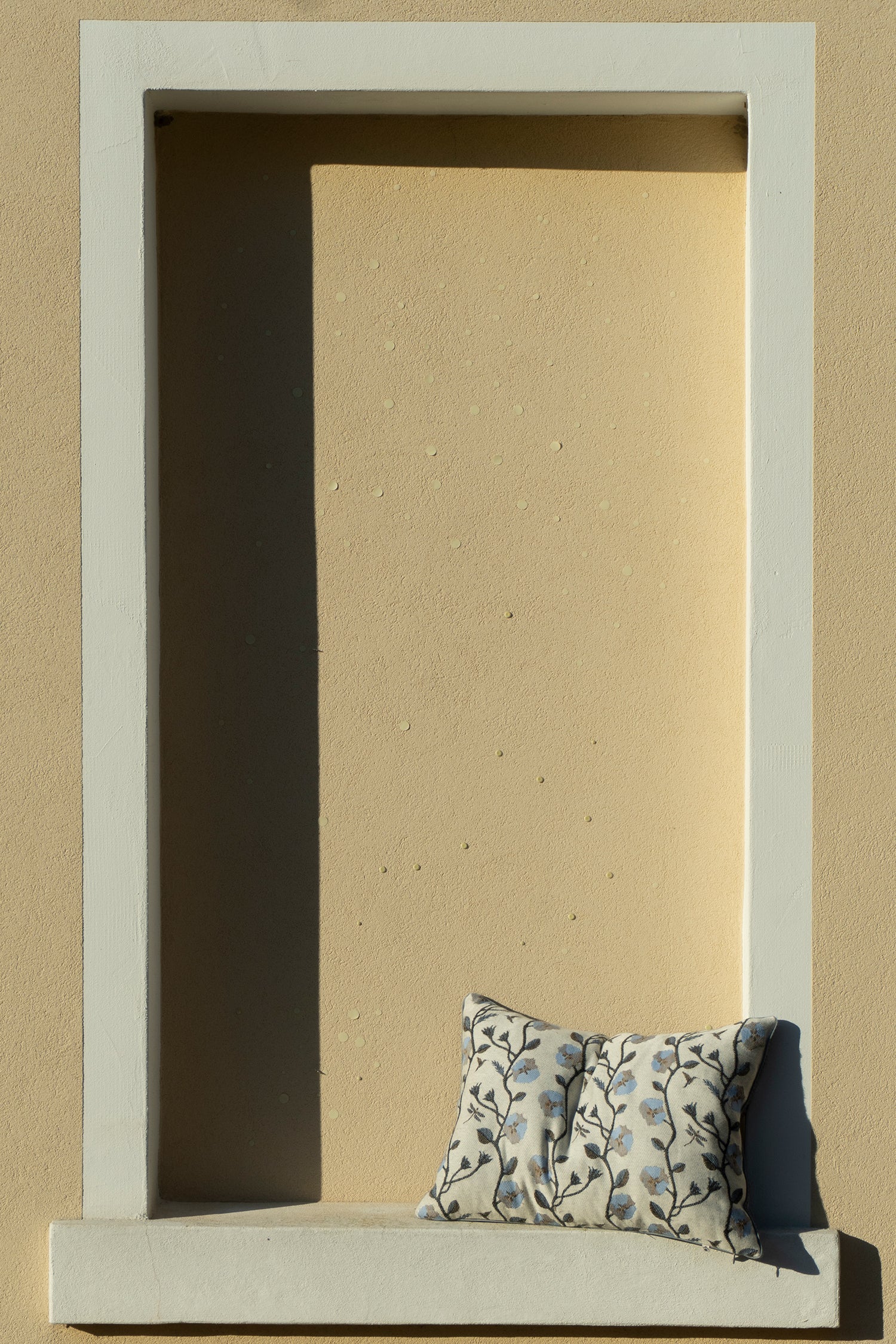 "Altheas" cushion in Crepuscolo Blue