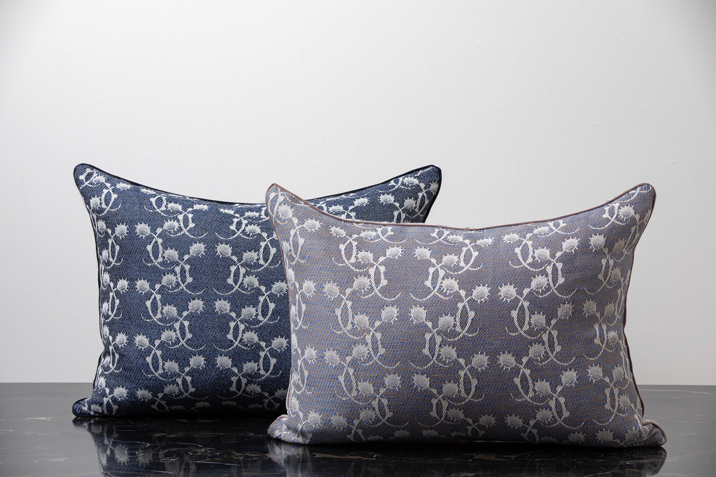 "F71 Cardo" cushion in Eclisse Blue