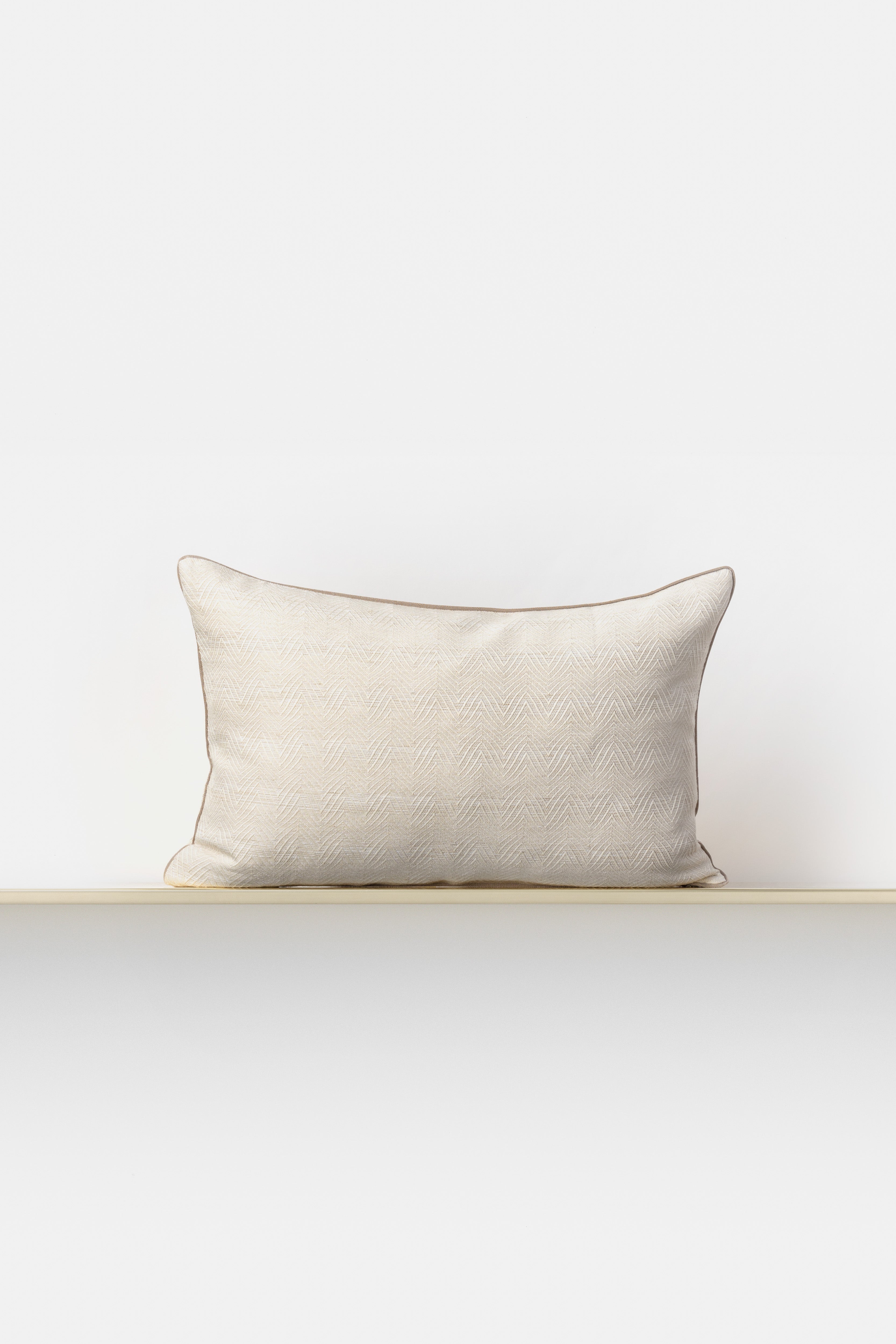 "Fiamma" rectangular cushion in Uovo