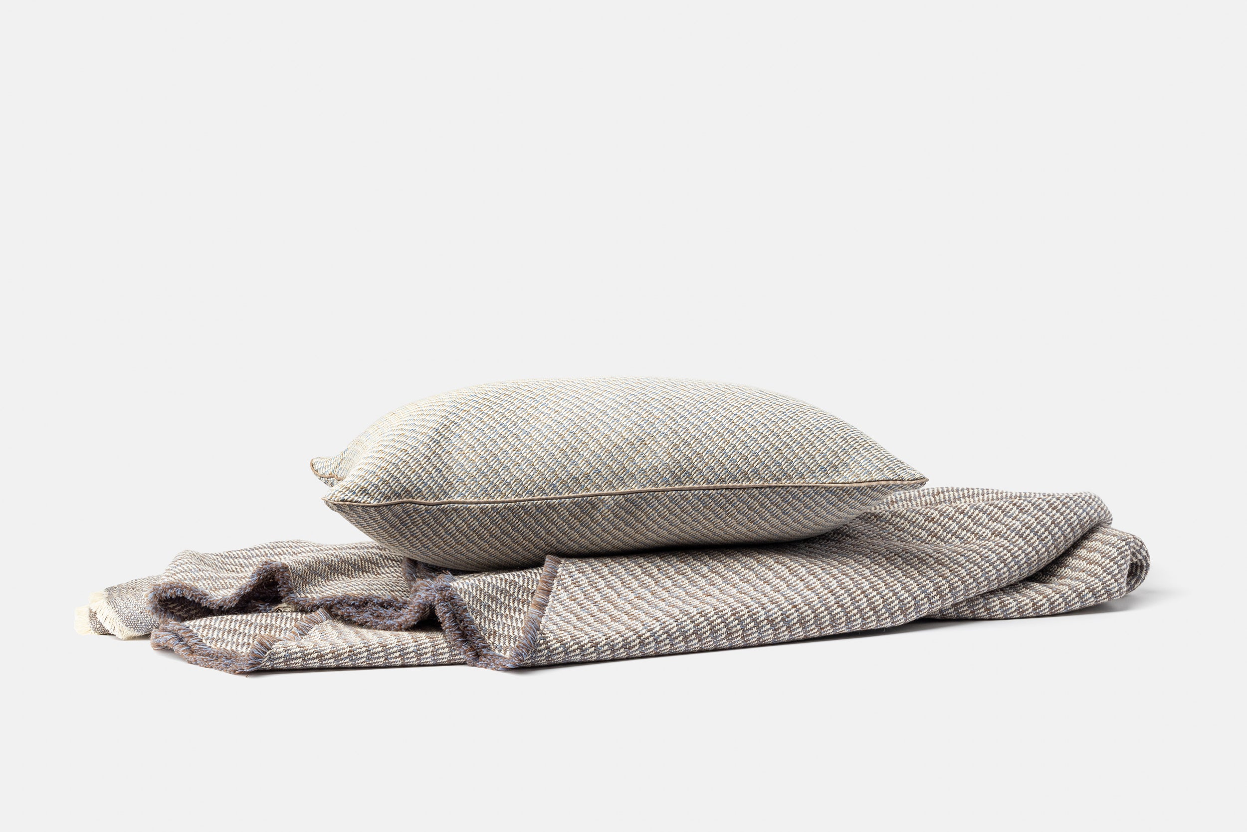 "Tide 12" cushion in Urano Grey