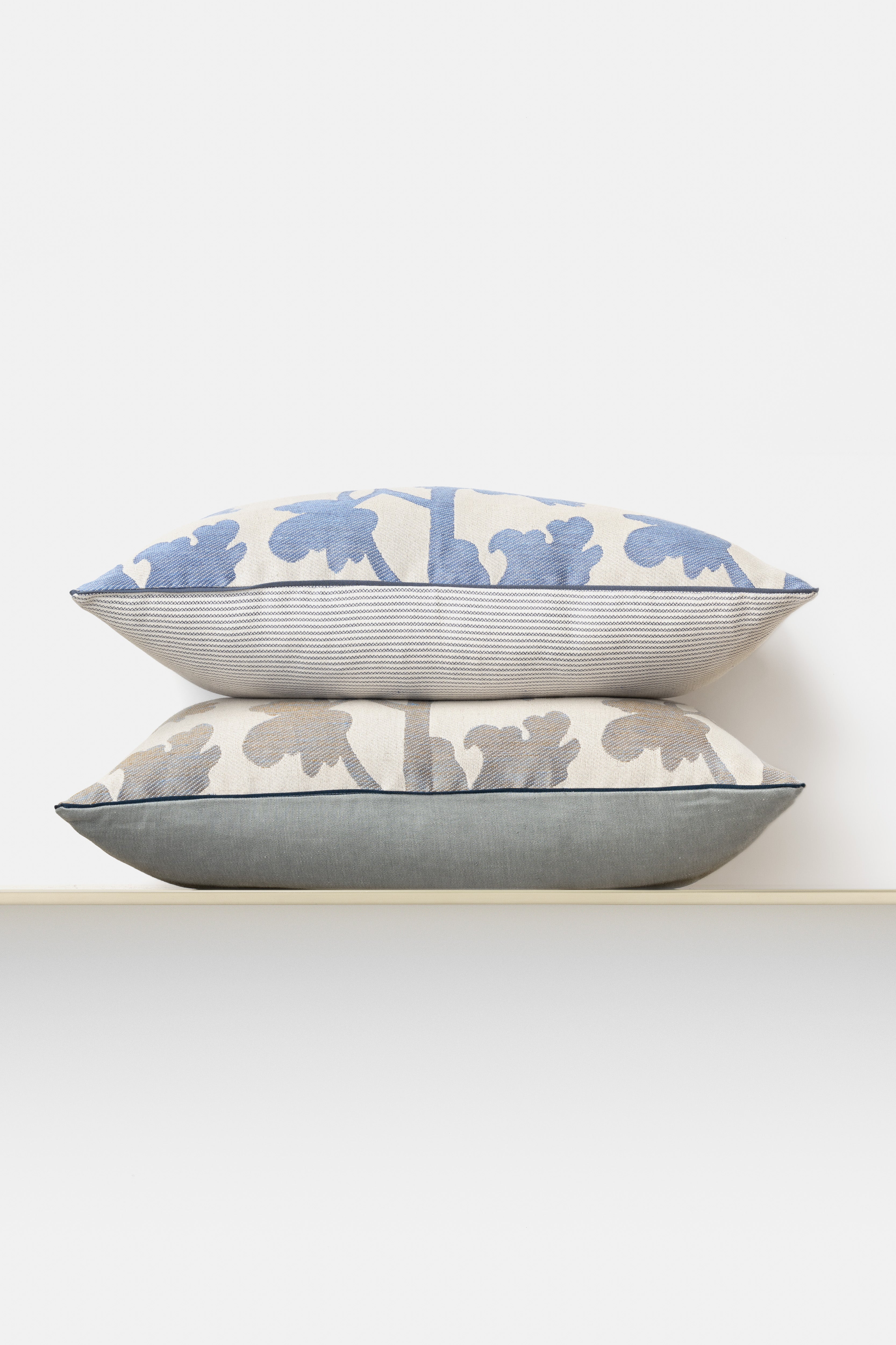 "Vitis" cushion in Urano Grey