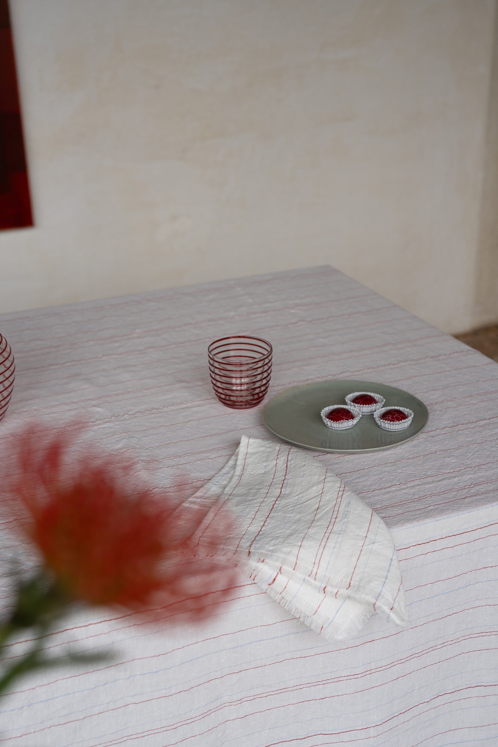 "Greta" tablecloth in White / Red